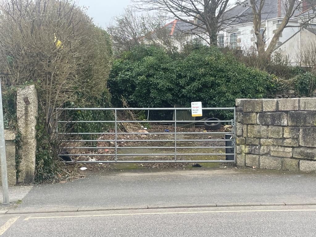 Lot: 21 - FREEHOLD LAND - Gated access point to Lot